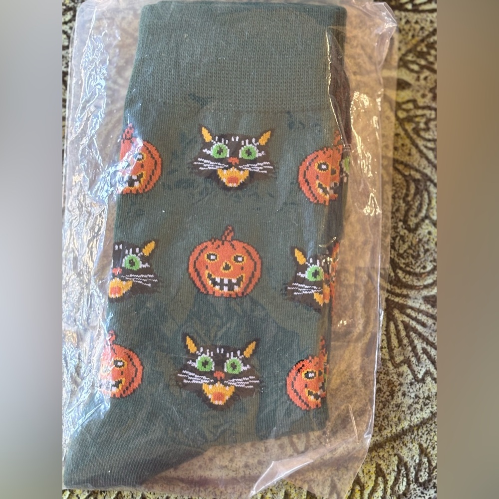 NWT Fun Halloween Cat and Pumpkin green Socks